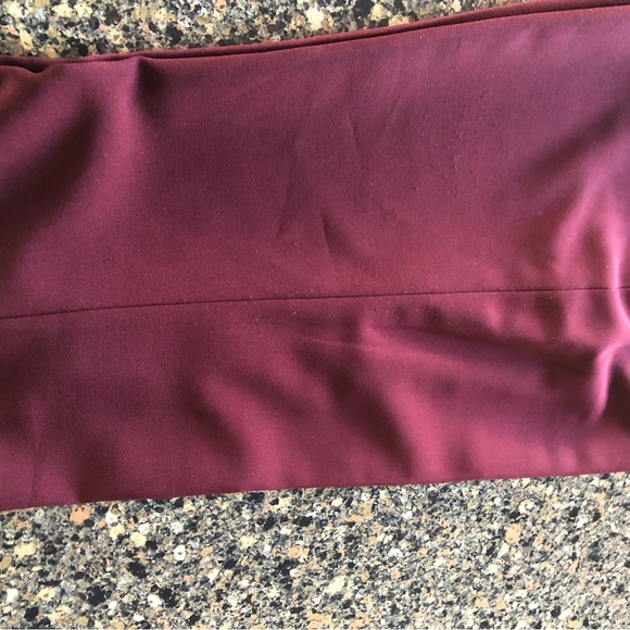 Tahari Arthur S. Levine Women’s lined jacket and pant suit in a deep wine shade - Picture 14 of 16